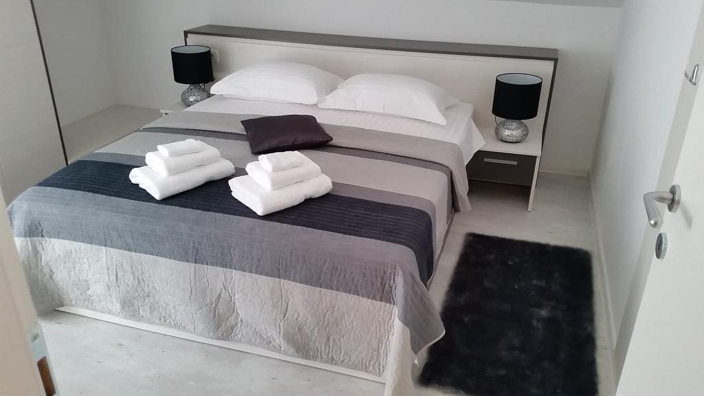 Apartments Sanja Трогир Екстериор снимка